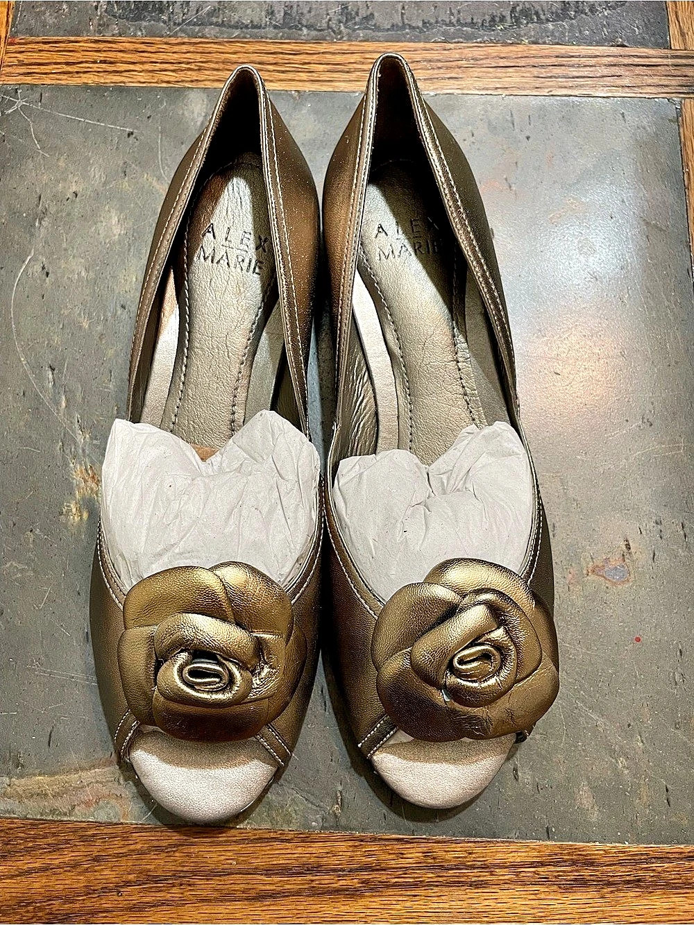 Alex Marie Missi041 Gold Flats US 6.5M Like New